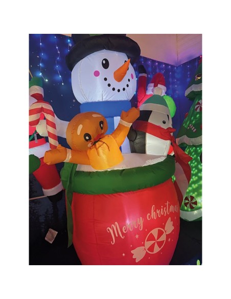 Muñeco de nieve hinchable en taza con pingüino y galleta de jengibre